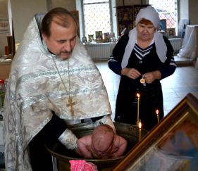 Почему в некоторых храмах закрывают храм на время совершения таинства Крещения (не делая этого при других Таинствах) или просят не входить в него людей не посторонних, а называющих себя православными?