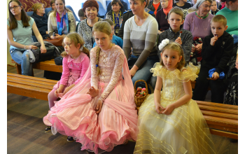 В клубе села прошел праздничный концерт подготовленный воскресной школой на праздник Святых Жен Мироносиц.