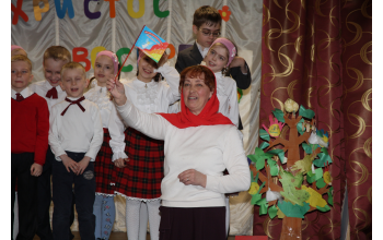 Ирина Вячеславна передает нам флажок детского литургического хора Радость моя