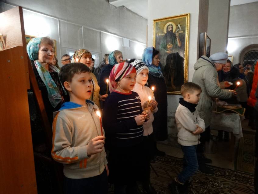 Пасху радостно встречаем и поем: «Христос воскрес»!